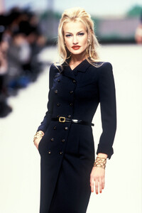 1021588997_Chanel1995HauteCouture18.thumb.jpg.c1b6dd2e32294d4eb4bed91002055fac.jpg
