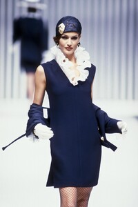 1030369281_Valentino1992HauteCouture74.thumb.jpg.0c94c489fe39dc221887888709122991.jpg