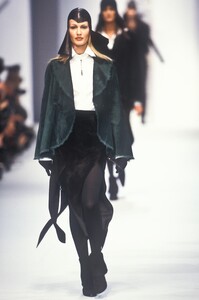 1049663637_KarlLagerfeld1993WomenRTW1.thumb.jpg.16f2f0374aa467899ef661f90c654344.jpg