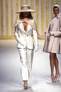 1063267983_PierreBalmainHauteCoutureSpring19943.thumb.jpg.ce18e445fd3480e2ee5229fc6c56c771.jpg