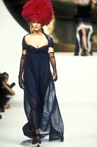 1063806820_Chanel1994HauteCouture81.thumb.jpg.6c649a58034a2cb5ef3ec4a55729ae16.jpg