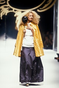 1075698511_VivienneWestwood1995WomenRTW134.thumb.jpg.c794e5231a060bcebf80d86756def59d.jpg