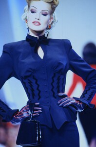 1098894298_thierry-mugler-hc-fall-1992(12).thumb.jpg.26f1dd09d3c40588d171c6632eb0640f.jpg