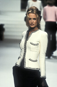 1102401595_Chanel1994HauteCouture45.thumb.jpg.38434780db1e4edb15b925dab207a412.jpg