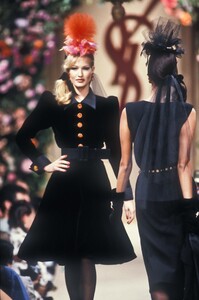 1126161550_YvesSaintLaurent1992HauteCouture18.thumb.jpg.eedc38aa2e8ad2d3a268905b45d7620a.jpg