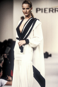 1143646552_PierreBalmain1994WomenRTW96.thumb.jpg.9e2e1736229dce7a4bd0ca3a3500ac47.jpg
