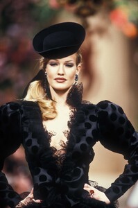 1156695978_YvesSaintLaurent1992HauteCouture115.thumb.jpg.b8b4026334bbe176b3fe18193d982541.jpg