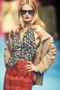 1217035811_ChristianLacroix1995WomenRTW2.thumb.jpg.7c01bf70d95ca9a2e3807a1da653df01.jpg