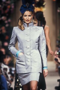 122310201_YvesSaintLaurent1992HauteCouture62.thumb.jpg.0ea03f692cacb58b85230b6f7d821239.jpg