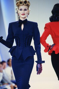 1252719493_thierry-mugler-hc-fall-1992(14).thumb.jpg.730f52528ef7e7e10c129177314ac035.jpg