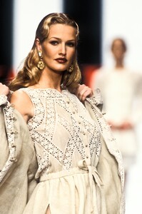 1260902418_Valentino1994WomenRTW12.thumb.jpg.3197a159e625e2f43428f23affbbc682.jpg