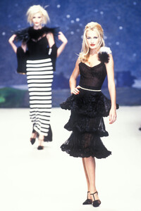 1266527966_Chanel1995HauteCouture119.thumb.jpg.2c17351a00c683d8f911a486deba08fe.jpg