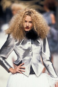 1267976977_VivienneWestwood1995WomenRTW52.thumb.jpg.60f29309b8afb5cac597fd564835bfbd.jpg