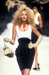 1280374484_VivienneWestwood1995WomenRTW34.thumb.jpg.84987b6f15410438eb99666142c10cf9.jpg
