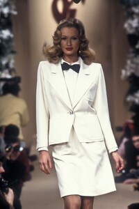 130925708_YvesSaintLaurent1994HauteCouture13.thumb.jpg.4eabc88659077367a3debf83c7d8e56f.jpg