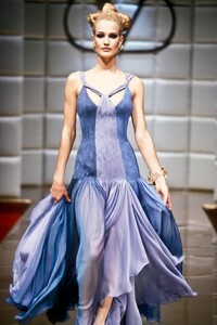 1309825681_Valentino1995HauteCouture104.thumb.jpg.d8a2a3a8b475e7c37c3b552700d09aed.jpg