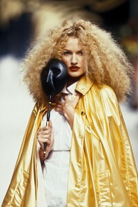 1312130207_VivienneWestwood1995WomenRTW135.thumb.jpg.89fa7582b6bce175fcb13654e4c47204.jpg