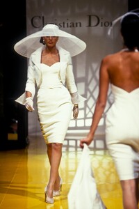1328132773_ChristianDior1995HauteCouture55.thumb.jpg.ba7fa20313648fc0853b354d5a6634a7.jpg