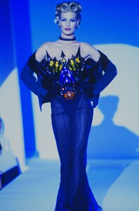 1337053038_thierry-mugler-hc-fall-1992(4).thumb.jpg.726f57cad434bfa984eefe4a2fc04cf9.jpg