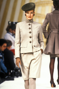 133993770_PierreBalmain1992HauteCouture51.thumb.jpg.19dd6859c882d73b2d0e32aeef0cdbd9.jpg