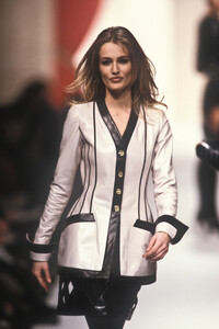 1355568882_Chanel1991HauteCouture30.thumb.jpg.8808626f18a0f4d3e8dc77f1104e2530.jpg