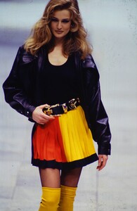 1360468921_versace-fw-1991(3).thumb.jpg.9b1a809b6892cb11faaaea2e147b7780.jpg