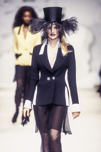 1432506351_KarlLagerfeld1993WomenRTW6.thumb.jpg.29160619fce4ea8189f880cbcac597d0.jpg