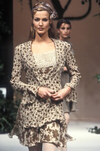 1447471497_Valentino1994HauteCouture27.thumb.jpg.3283371f54823ee5b11d8cb2f28d784f.jpg