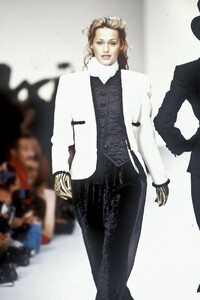 1470077835_Valentino1993WomenRTW109.thumb.jpg.919105efe0bd685bd8e5c5f578455cd2.jpg