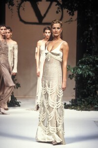 1498670229_Valentino1994HauteCouture65.thumb.jpg.9457746a0b250042e5e8bc9160d6440c.jpg