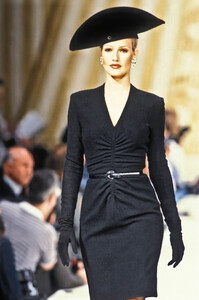 1508657148_PierreBalmain1992HauteCouture35.thumb.jpg.deb0b52a12d0a56a8419036a0204c37d.jpg