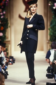 1572445103_YvesSaintLaurent1992HauteCouture29.thumb.jpg.d36da3929e745fa9ce2d2dbd8bd96299.jpg