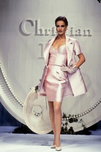 1581396791_ChristianDior1992HauteCouture55.thumb.jpg.5386c827cf2cc9bedbe7ffa7095ca257.jpg