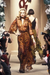 1583169222_YvesSaintLaurent1994HauteCouture138.thumb.jpg.2db9e10645eb900e13038a212300629f.jpg