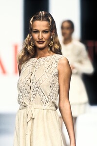 1594866814_Valentino1994WomenRTW13.thumb.jpg.4cfe308904cc0719409f613e3cde580d.jpg