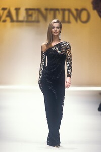 1615327769_Valentino1992WomenRTW87.thumb.jpg.b9702f5a6fe390eefd54dca64d2ecb12.jpg
