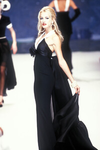 1638570937_Chanel1995HauteCouture42.thumb.jpg.17741693425f9ae1f6e5980a069c61d5.jpg
