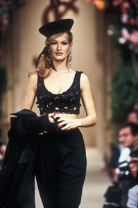 164323946_YvesSaintLaurent1992HauteCouture30.thumb.jpg.5af2eb5df508931d4d95fe9b4e695821.jpg
