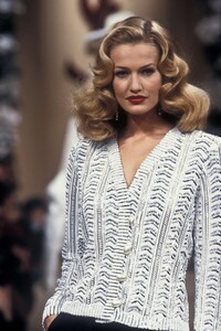 1649362951_YvesSaintLaurent1994HauteCouture67.thumb.jpg.30bc29e617b52fca42ed702639f92665.jpg