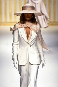 1682121686_PierreBalmainHauteCoutureSpring19944.thumb.jpg.768e62f5d40868ec645751b74d513196.jpg