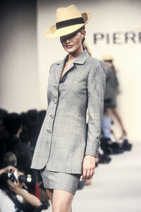 1696845178_PierreBalmain1994WomenRTW2.thumb.jpg.503966e0d6b01f565193f1d06040dfdf.jpg