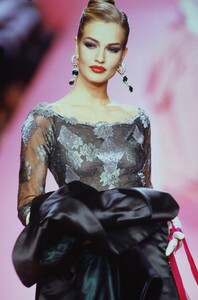 1710532362_Valentino1991HauteCouture61.thumb.jpg.a77cf4689912293654a4674179d502e6.jpg