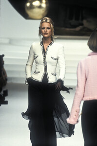 1762228579_Chanel1994HauteCouture44.thumb.jpg.6f164931f53449ec028b4e1da656f9a2.jpg