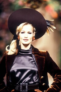 1793853201_YvesSaintLaurent1992HauteCouture66.thumb.jpg.6a6d429762935da56481f0367fc1e4ef.jpg