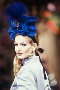 1799270073_YvesSaintLaurent1992HauteCouture64.thumb.jpg.26071d8132b83d55e5e0d0f074218bf2.jpg