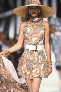 1805292721_Valentino1992WomenRTW112.thumb.jpg.6dc2771b735b0b97ec7b19bc9f315063.jpg