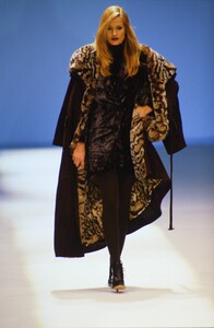 1823615106_gianfranco-ferre-fw-1994(7).thumb.jpg.ce6deddca92043aba3cfef79c171ace1.jpg