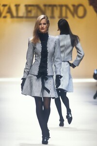 1858916456_Valentino1992WomenRTW58.thumb.jpg.67e03de0666f322654bc25dda7fbc3a3.jpg