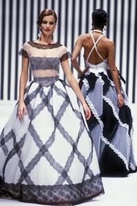 1878123496_Valentino1992HauteCouture53.thumb.jpg.265972cafc35dfe17499a63288227baf.jpg