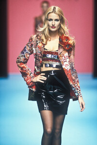 19134800_ChristianLacroix1995WomenRTW24.thumb.jpg.2620e41a3ba8ca66fe6259bb9787b4bc.jpg